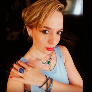 Anillo Pipa Azul en modelo joyas,tienda instagram