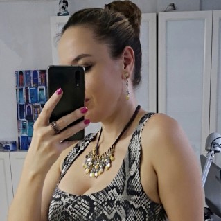 Collar Astrid Mostaza en modelo de joyas.tienda con pendientes astrid