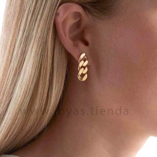 Pendientes de Cadena Dorados con modelo