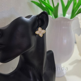 Pendientes Flor Blanca Dorados Fantasía Busto Negro