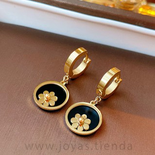 Pendientes Aro con Colgante Flor Dorada detalle