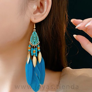 Pendientes Plumas Azules en modelo