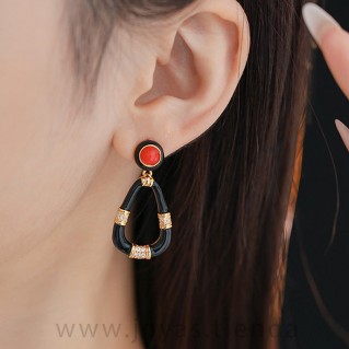 Pendientes Triángulo Negro Esmaltado en Modelo