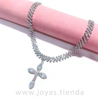 Collar Cruz Cristal detalle