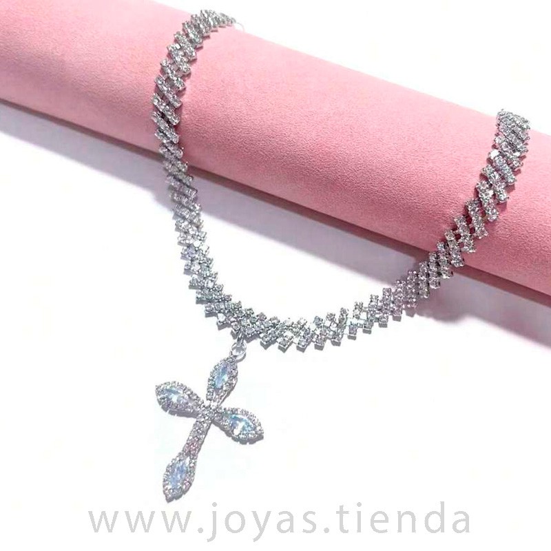 Collar Cruz Cristal detalle