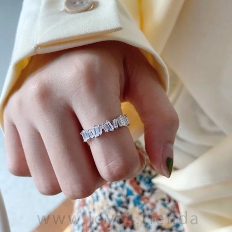 Anillo Circonitas Engarzadas Plateado
