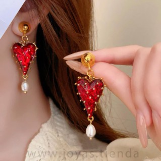 Pendientes Corazón Perla Rojo Escarlata en modelo