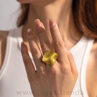 Anillo Dorado Efecto Papiro Cuadrado en modelo