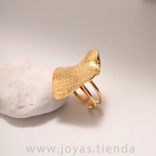 Anillo Dorado Efecto Papiro Cuadrado detalle