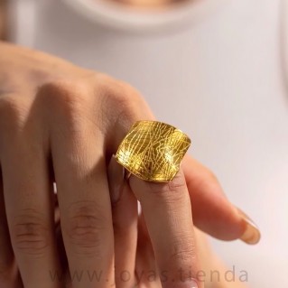 Anillo Dorado Efecto Papiro Cuadrado índice
