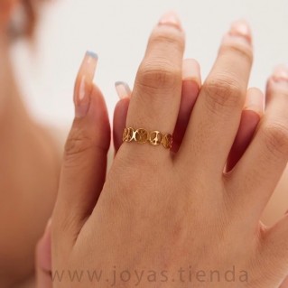 Anillo Símbolo Paz Entrelazado en dedo índice de modelo