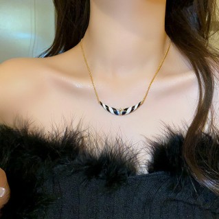 Collar Blanco y Negro Esmaltado