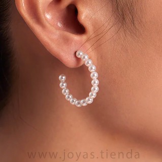Pendientes de Aro con Perlas 3cm en oreja de modelo