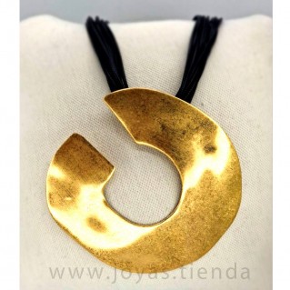 Collar Color Oro Forma de C