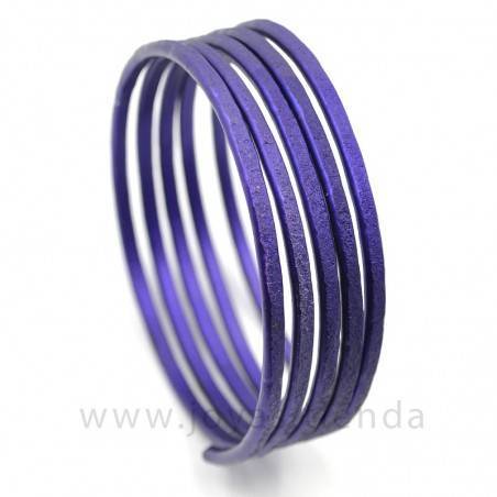 Pulsera ancha en espiral morada
