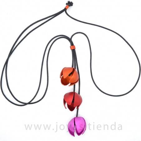 Collar con formas de flores multicolor