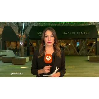Pendientes péndulo en periodista de Antena 3 TV Cristina Cañedo.