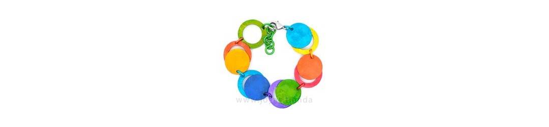 Pulseras originales y coloridas hechas en aluminio por Oana Millet