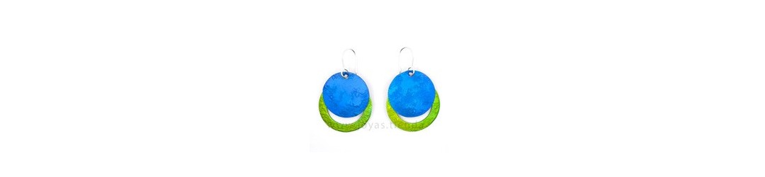 Pendientes originales de diferentes colores hechos en acero